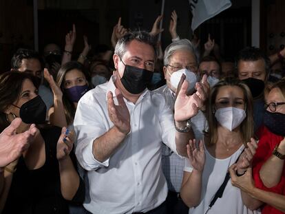 Juan Espadas llega a la sede del PSOE-A en Sevilla, arropado por sus colaboradores, la noche de las primarias, el pasado domingo.