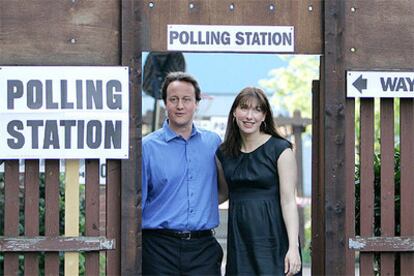 El líder &#39;tory&#39;, David Cameron, junto a su esposa, tras depositar su voto en Londres.