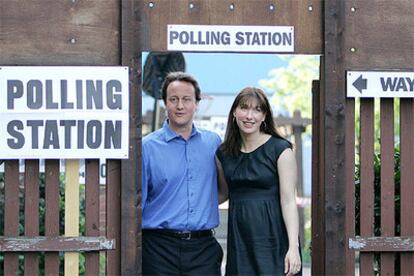 El líder 'tory', David Cameron, junto a su esposa, tras depositar su voto en Londres.