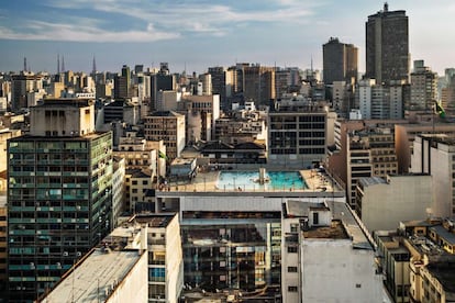 Edificio SESC 24 de Maio, de Paulo Mendes da Rocha con MMBB, en Brasil.