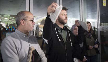 Concejales del Ayuntamiento de Badalona rompen el auto del juez el 12-0.