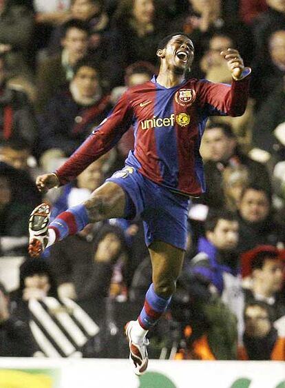 Eto&#39;o celebra un gol del Barça.