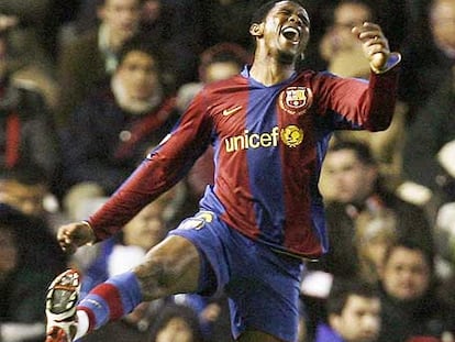 Eto&#39;o celebra un gol del Barça.