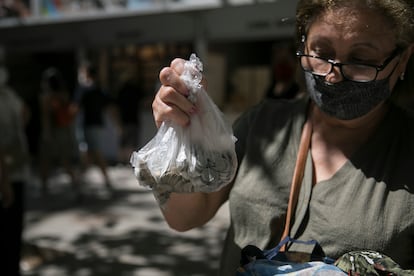 A woman shows off the pesetas she was going to exchange at the Bank of Spain on Tuesday. 