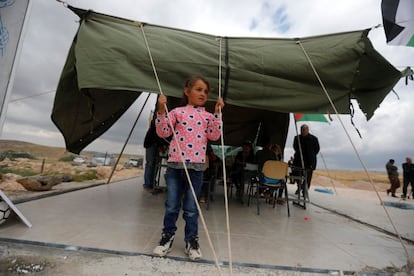 <p>El conflicto y la creciente pobreza están haciendo mella entre la infancia palestina, mermando la reputación del país de contar con la población más educada de Oriente Medio. Aunque las tasas de alfabetización, especialmente entre las mujeres, siguen estando entre las más altas del mundo árabe, las tasas de matriculación en la educación básica han disminuido del 96,8% en 2000-2001 al 91,2% en 2006-2007, según datos de Unicef.</p> <p>En la imagen, una niña palestina permanece en el exterior de una tienda de campaña utilizada como escuela improvisada, en la localidad palestina de Zanoba, cerca de la ciudad cisjordana de Hebrón.</p>