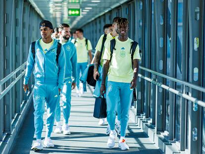 Nico Williams y Lamine Yamal, durante el desplazamiento de la selección española a Múnich, donde se enfrentarán a Francia.