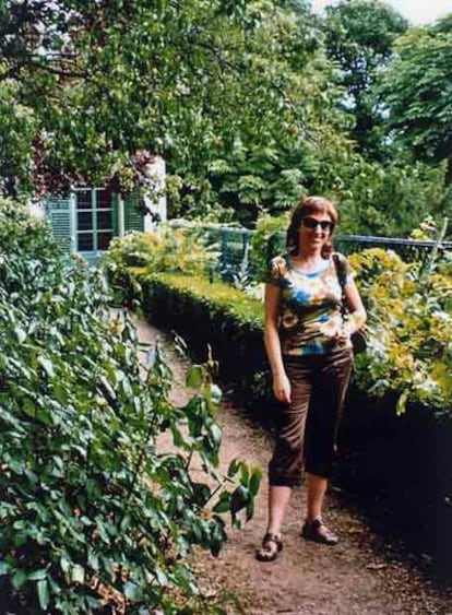 Mayte Piedrafita, amiga del autor, en el jardín de la casa de Honoré de Balzac.