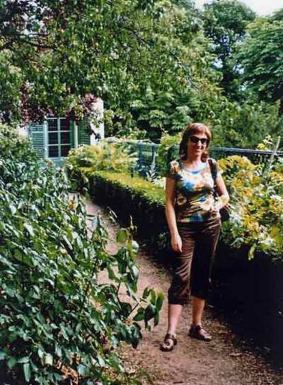 Mayte Piedrafita, amiga del autor, en el jardín de la casa de Honoré de Balzac.