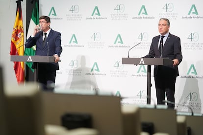 El vicepresidente de la Junta de Andalucía, Juan Marín, y el consejero de la Presidencia, Elías Bendodo, el lunes.