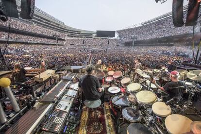 La banda Grateful Dead durante su concierto del pasado viernes ante más de 60.000 personas en el estadio Soldier Field de Chicago.