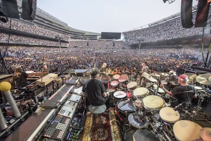 La banda Grateful Dead durante su concierto del pasado viernes ante más de 60.000 personas en el estadio Soldier Field de Chicago.