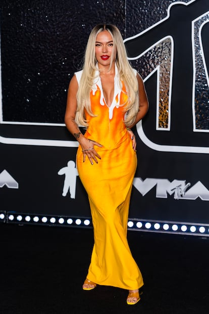 Karol G, con un llamativo vestido que, según explicó en la alfombra roja, representaba "el fuego". "Hoy es también una noche de los latinos. Y mi vestido representa eso, el fuego que somos la comunidad latina, a donde quiera que vayamos, somos fuego", dijo la cantante colombiana. Se trata de un modelo de 1996 de Véronique Leroy. 