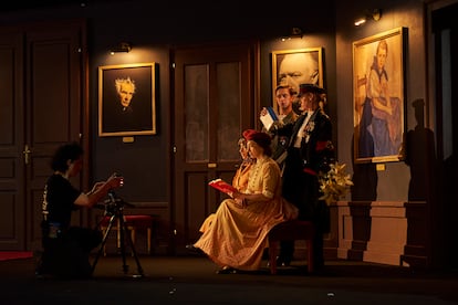 Safira Robens, Annamária Láng, Tilman Tuppy y Caroline Peters, en 'Burgtheater', una adaptación libre de Milo Rau del texto original de Elfriede Jelinek.