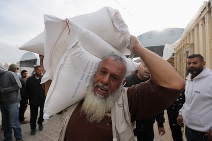 Un hombre transportaba varios sacos de harina distribuidos por la Agencia de la ONU para los Refugiados Palestinos (UNRWA), este lunes en Jan Yunis.