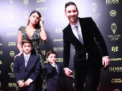 Lionel Messi y Antonella Roccuzzo junto a sus hijos Thiago y Mateo a su llegada a la gala del Balón de Oro.