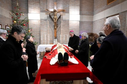 El papa emérito es velado en la capilla del monasterio Mater Ecclessiae antes de su traslado a la basílica en una imagen distribuida este lunes por el Vaticano.