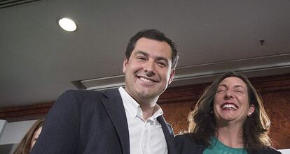 El presidente del PP andaluz y candidato a la presidencia de la Junta de Andalucia, Juanma Moreno, acompa&ntilde;ado por la Secretaria General del PP-A, Dolores Lopez.