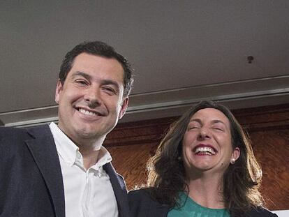 El presidente del PP andaluz y candidato a la presidencia de la Junta de Andalucia, Juanma Moreno, acompa&ntilde;ado por la Secretaria General del PP-A, Dolores Lopez.