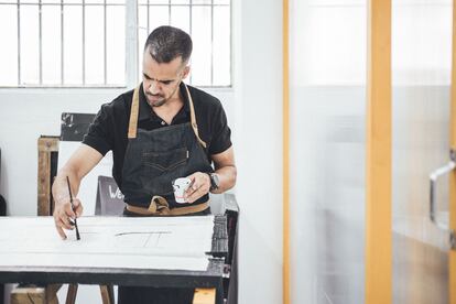 Un instante del proceso de producción de un rótulo en el taller de Apesteguía.