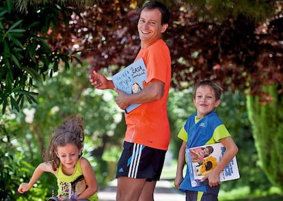 Diego Bragado de Castro, profesor de educaci&oacute;n f&iacute;sica, con sus hijos Diego, de 8 a&ntilde;os, y Celia, de 5.