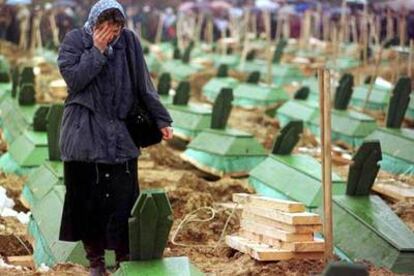 Una bosnia musulmana llora junto a la tumba de un familiar en Memici en noviembre de 1999.