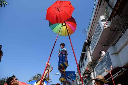 Más de 100 años más tarde estos rituales se siguen realizando en una de las fiestas más carismáticas de China. En la imagen, una niña participa en el desfile disfrazada como la ex legisladora Emily Lau.