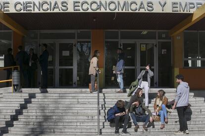 Universitarios en las escaleras de la Facultad de Ciencias Económicas y Empresariales de la Universidad Autónoma de Madrid.