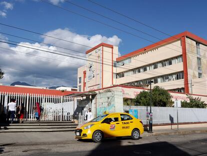 Exterior del Hospital General Aurelio Valdivieso, en Oaxaca, donde fueron internados los hermanos con síntomas de rabia.