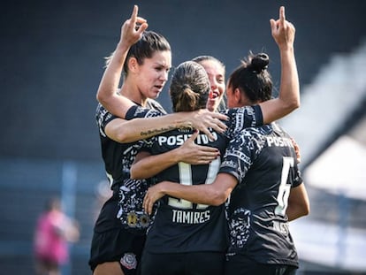 Tamires comemora com companheiras o gol contra o Flamengo.