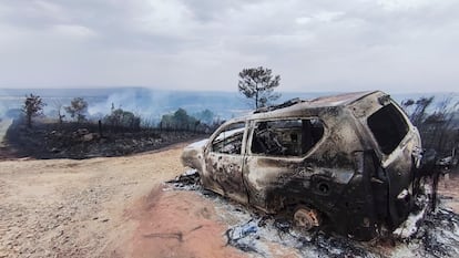  Coche calcinado en Santirso, por el incendio declarado en el concello de Maceda, en Ourense, en una imagen de este miércoles. 
