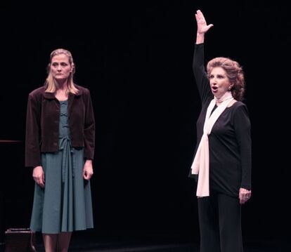 Norma Aleandro, a la derecha, en la representación de 'Master Class' en los Teatros del Canal de Madrid.