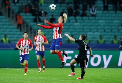 Antonie Griezmann, jugador del Atlético de Madrid, salta para cabecear el balón.