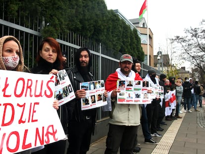 Concentración ante la Embajada de Bielorrusia en Varsovia, este domingo.