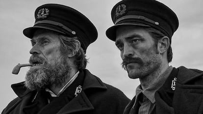 Willem Dafoe, casi irreconocible, junto a su compañero de reparto Robert Pattinson en 'El Faro'.