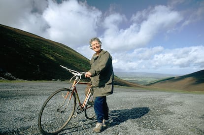 Dervla Murphy posa con su bicicleta en una imagen de 1990.