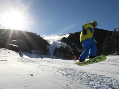 La nieve del Pirineo ya sue&ntilde;a con los JJ OO de Invierno. Un practicante de snow, en La Molina. 