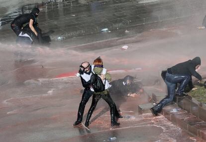 La policía turca usa cañones de agua contra miles de manifestantes que intentaban marchar al Parlamento en Ankara (Turquía).