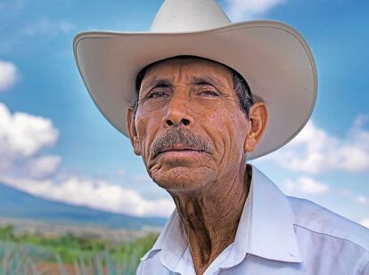 Algunos de los campesinos empezaron a los cuatro años. Agradecen la atención mediática que se presta al pueblo. Su trabajo continúa haciéndose a mano.