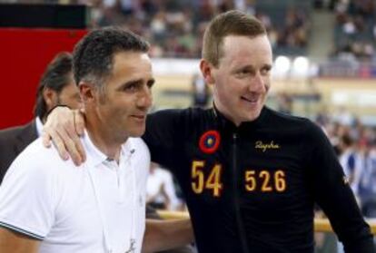 Indurain felicita a Wiggins, quien lleva grabada en el pecho, bajo el símbolo de los Who, la marca del récord: 54,426.