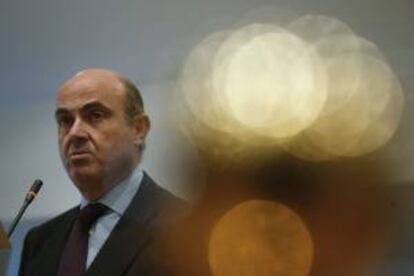 El ministro de Economía, Luis de Guindos, durante el acto de la toma de posesión, ayer, de la nueva presidenta de la Comisión Nacional del Mercado de Valores (CNMV), Elvira Rodríguez, y de la nueva vicepresidenta, Lourdes Centeno, en Madrid.