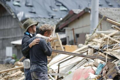 Familiares de las víctimas mortales por las lluvias torrenciales lloran la perdida en Uwajima, Prefectura de Ehime, Japón.