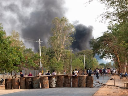 Barricada de forças opositoras à Junta Militar, em Taze, Mianmar, em 7 de abril.