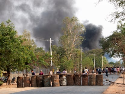 Barricada de forças opositoras à Junta Militar, em Taze, Mianmar, em 7 de abril.