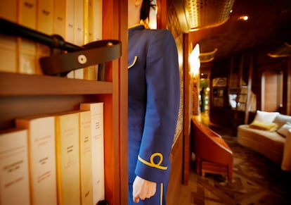 Detalle de la biblioteca de L’Observatoire con ejemplares de Gallimard, y el uniforme de la tripulación del legendario tren.