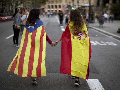 Irene Guszman, 15, veste a bandeira da Espanha e Mariona Esteve, 14, veste a bandeira independentista da Catalunha.