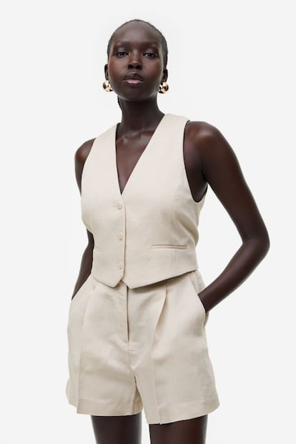 Los básicos siempre ganan, palabra de H&M y de este ‘outfit’ en lino en tono crudo. 54,98€