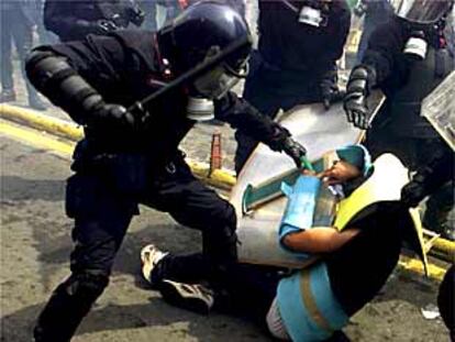 Varios policías antidisturbios italianos golpean a un manifestante en Génova, durante la reunión del G-8.