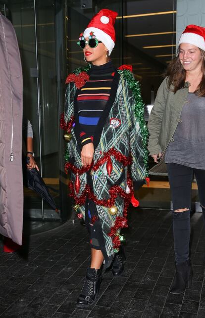 Beyoncé sorprendió a la mayoría cuando el año pasado salió de esta guisa de una fiesta celebrada en Nueva York. La cantante pasó del jersei al abrigo navideño, con gorro de Papa Noel y gafas también festivas.