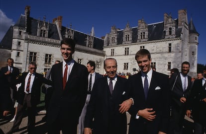 A la derecha, el príncipe Jean d'Orléans, acompañado de su abuelo Henri d'Orléans, entonces conde de París, y su hermano, el príncipe Eudes d'Orléans, en 1987 en el castillo de Amboise, Francia.