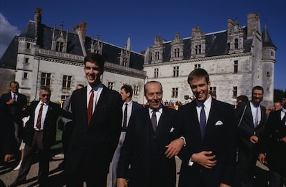 A la derecha, el príncipe Jean d'Orléans, acompañado de su abuelo Henri d'Orléans, entonces conde de París, y su hermano, el príncipe Eudes d'Orléans, en 1987 en el castillo de Amboise, Francia. 